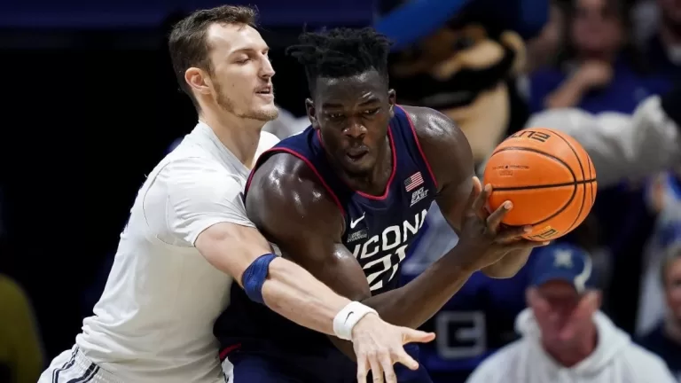 College basketball rankings: UConn slips to No. 5 after first loss, Kentucky hangs on in Coaches Poll