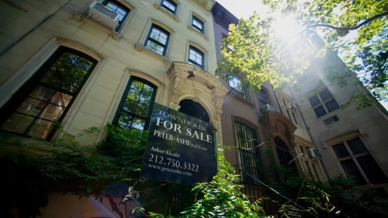 Manhattan apartment sales plunge in fourth quarter as brokers fear a frozen market