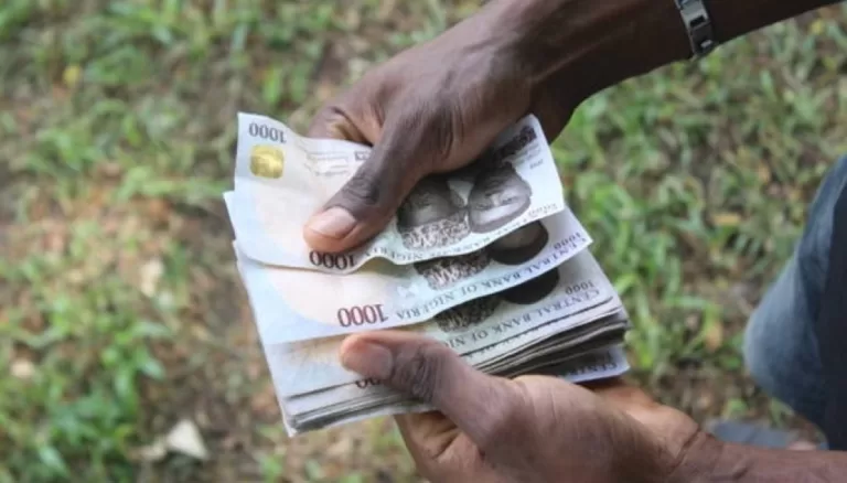 Lady calls her boyfriend stingy, heartless after giving her N15k to celebrate Christmas